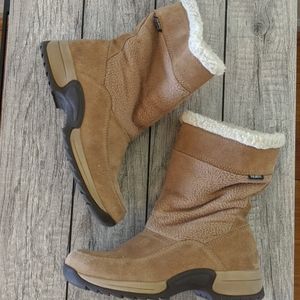 Tan fleece snow boots